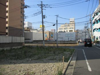 33(8)IMG_2373 通称助平通りの空き地